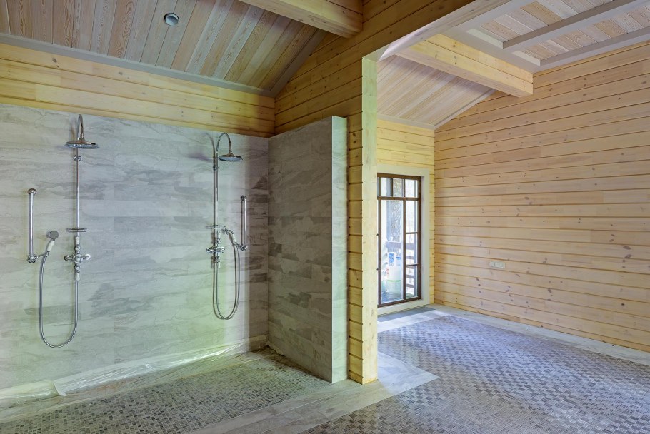Душевая в доме из клееного бруса