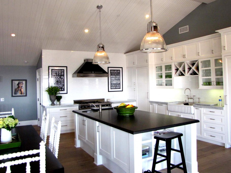 Белые стены на кухне