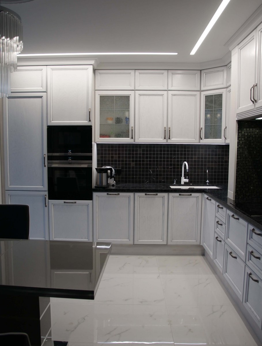 Кухня Неоклассика белая угловая