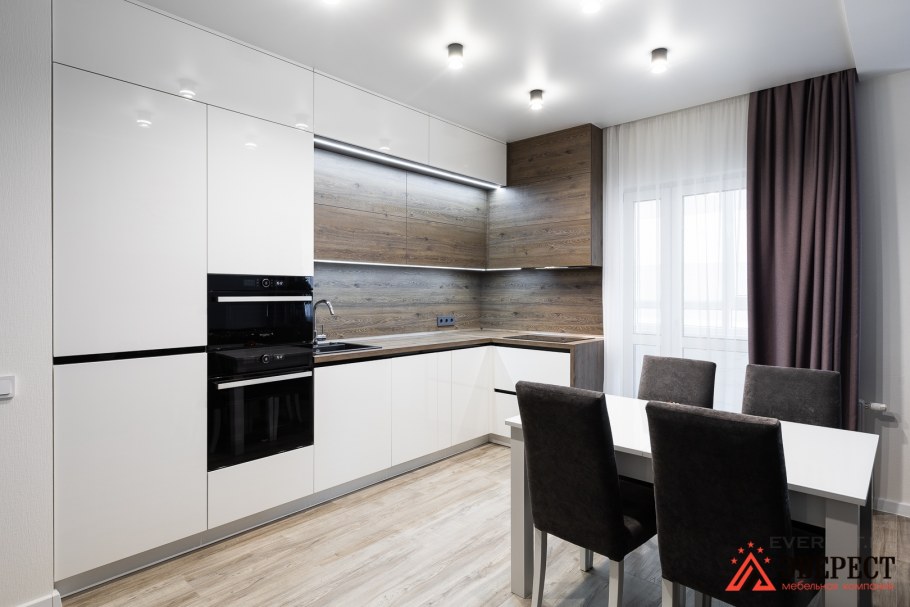 Кухня под потолок дуб угольный