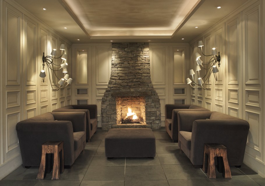 Холл с камином