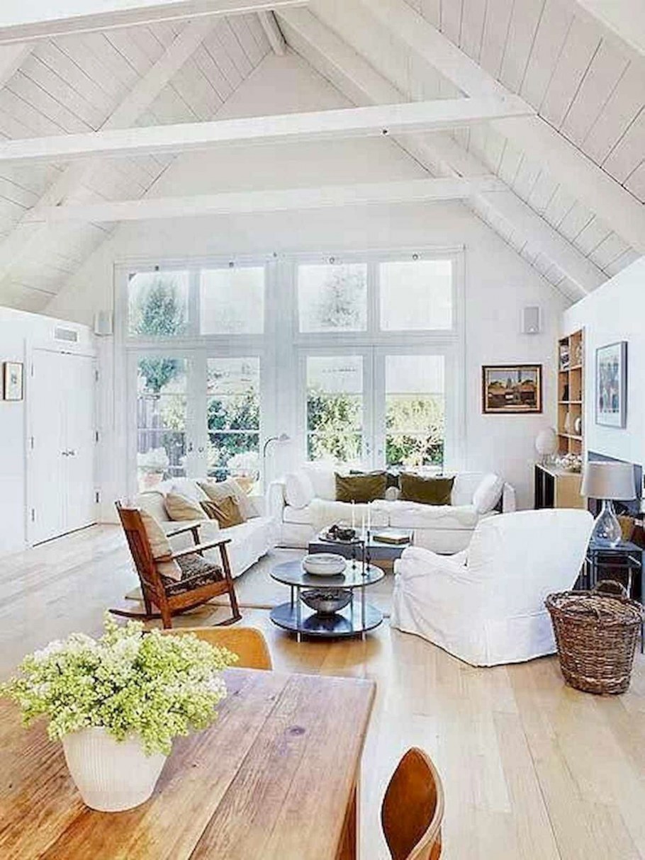 Белый деревянный домик