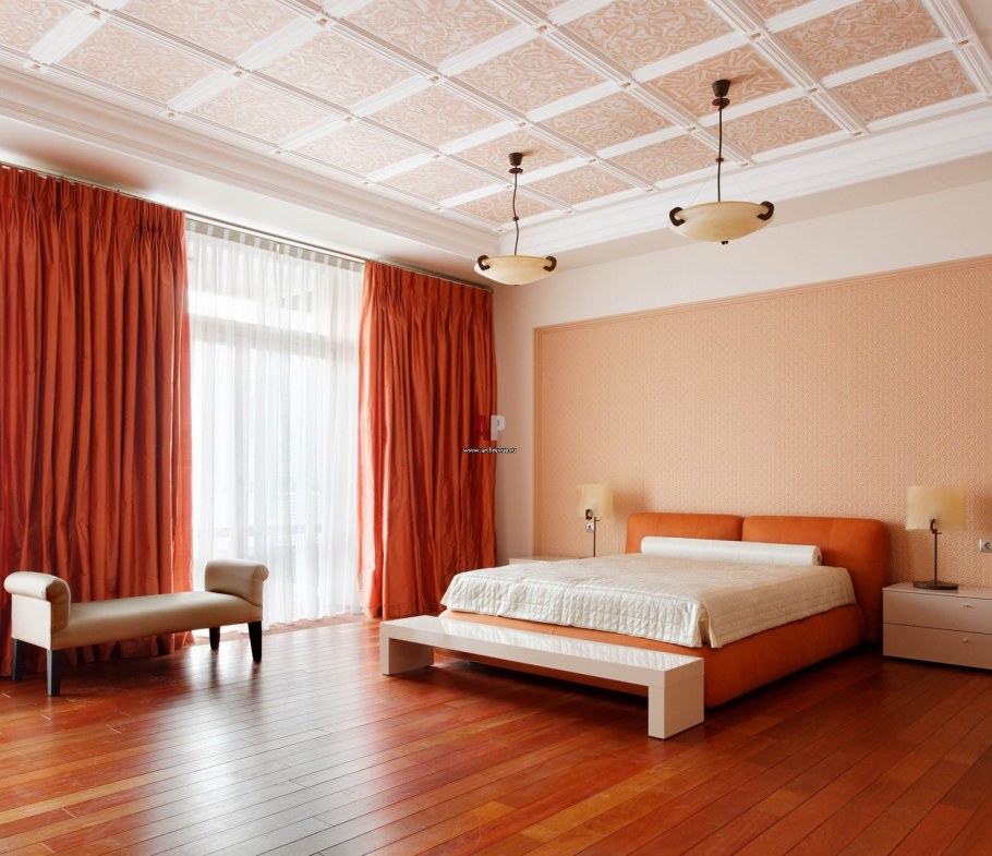 Потолок над кроватью в спальне