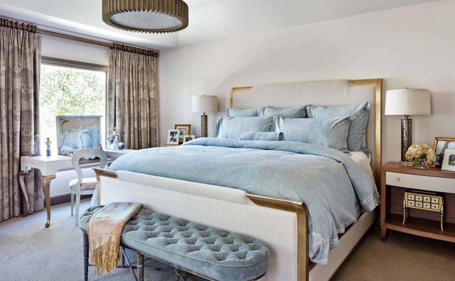 Спальня в голубых и бежевых тонах