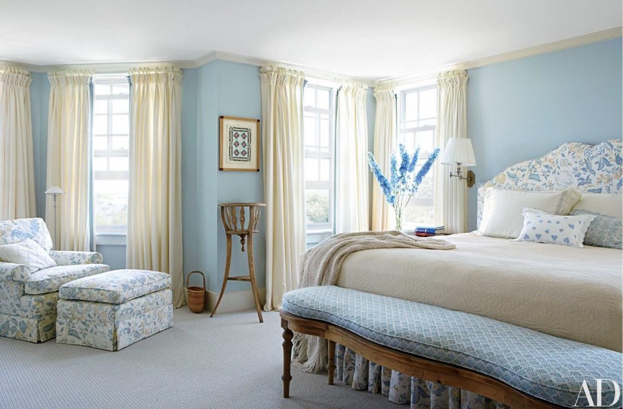 Бело голубая спальня