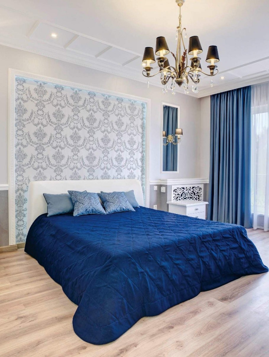 Синяя кровать в интерьере