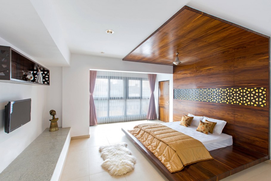 Деревянные панели в спальне