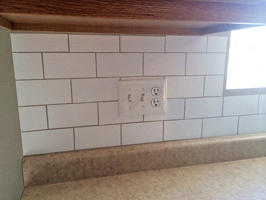 Кухни без плинтуса на фартуке