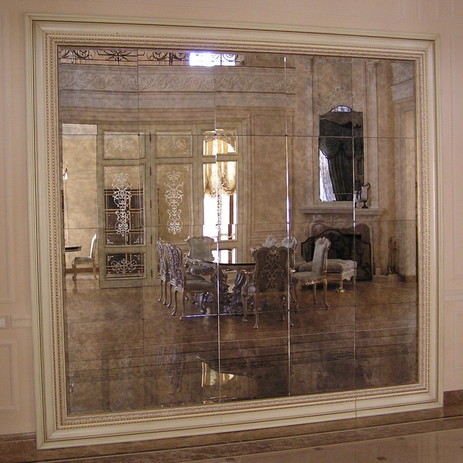 Состаренное зеркало в отделке камина