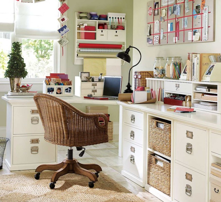 Комната подростка девочки с туалетным столиком и письменным столом