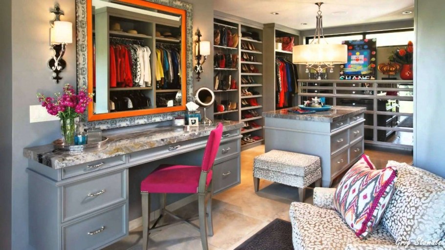 Гардеробная с макияжным столиком