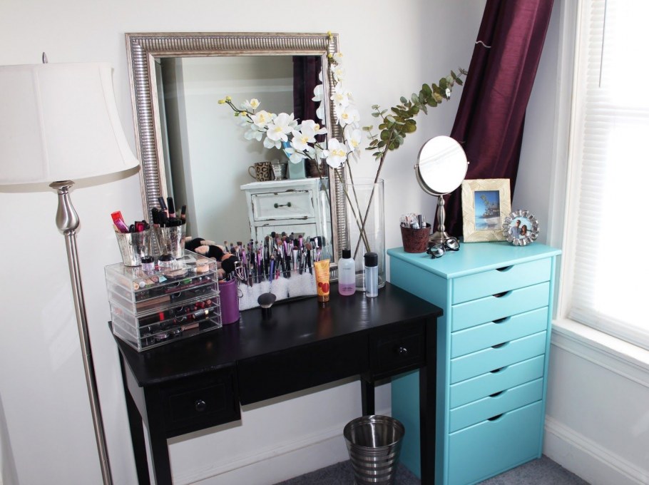 Место для косметики в комнате