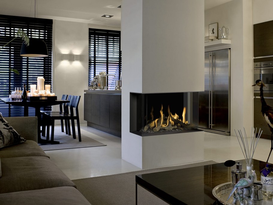 Газовый камин у окна