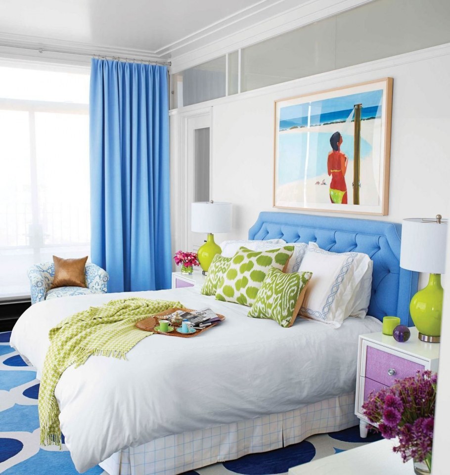 Светлая спальня с яркими акцентами