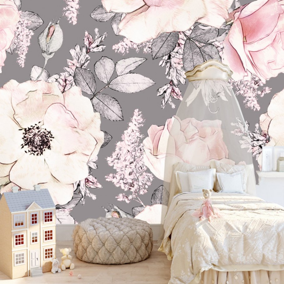 Цветы на стене в интерьере