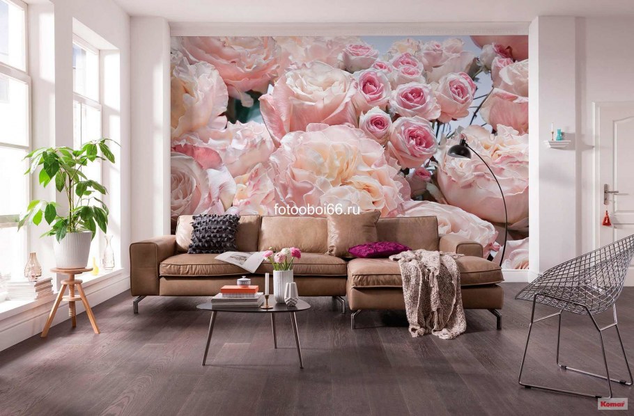 Цветы на стене в интерьере