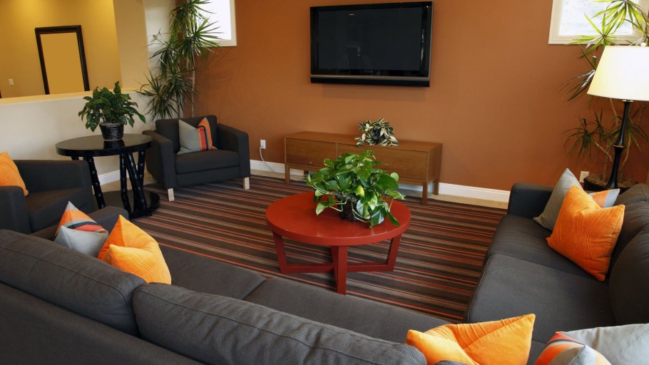 Маленькая гостиная в оранжевом