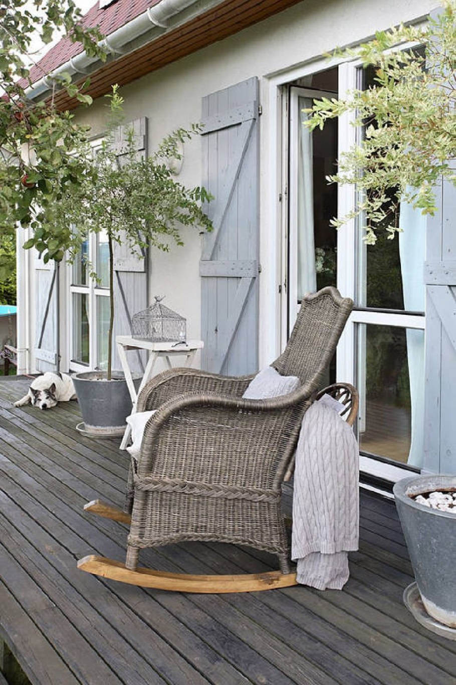 Вход в дом с верандой