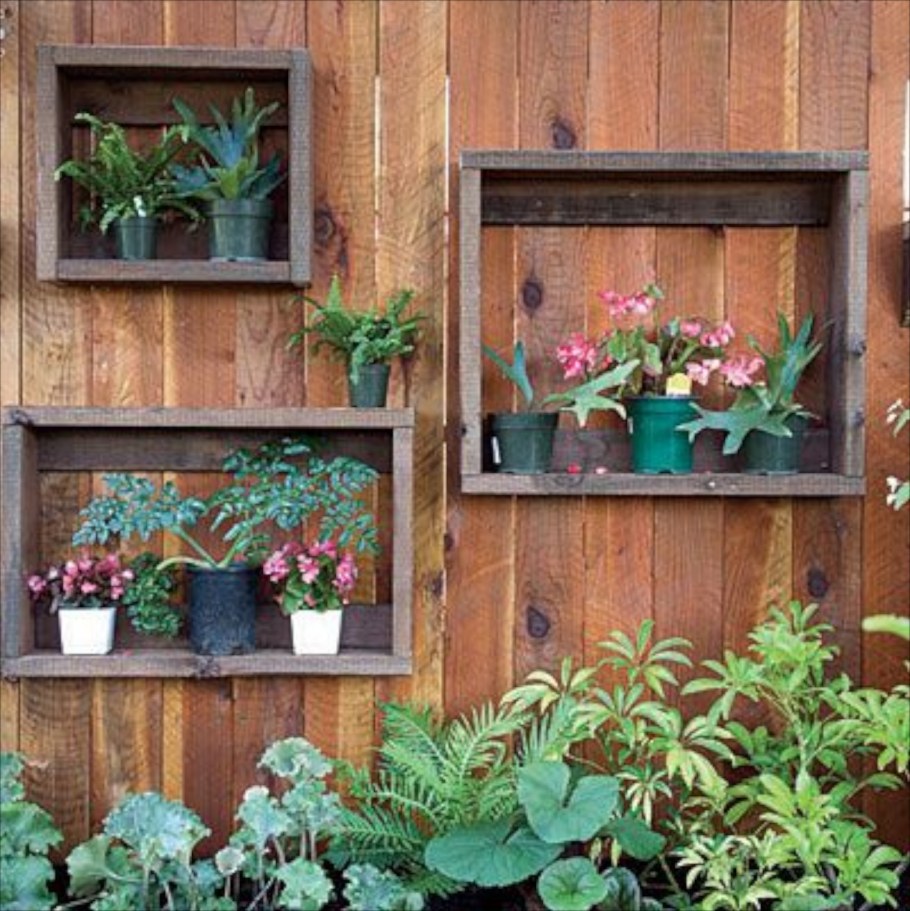 Декор забора на даче