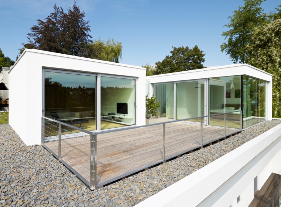 Стеклянный дом с плоской крышей