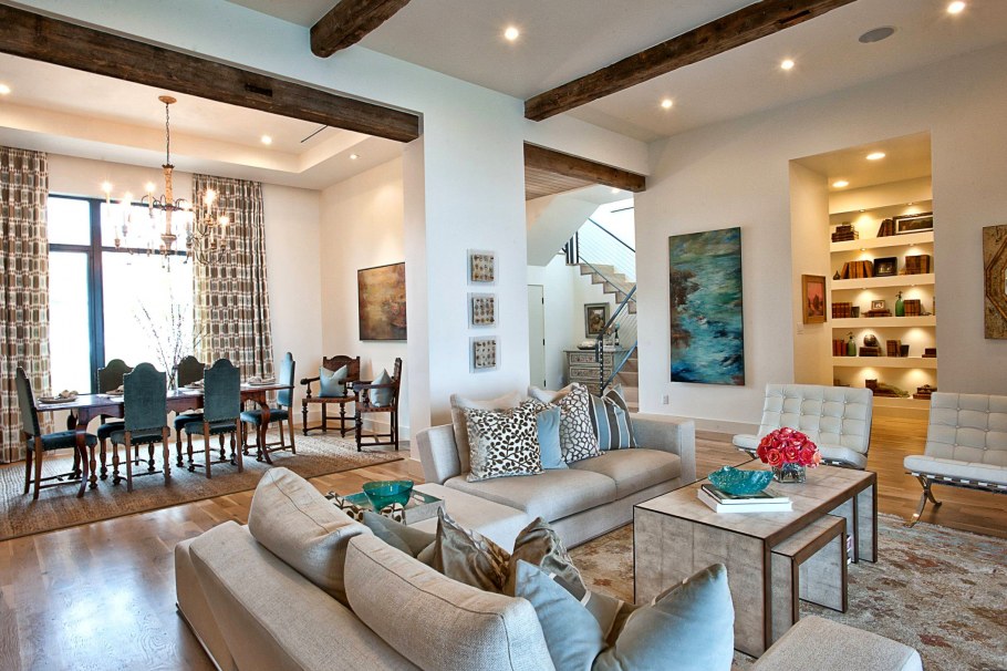 Интерьер светлой гостиной в загородном доме