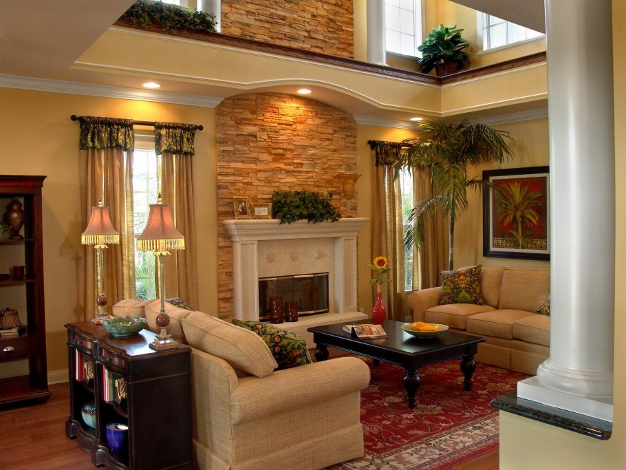 Гостиная с камином и колоннами