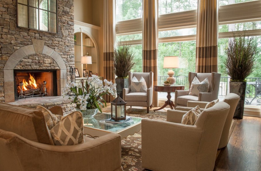 Огромная гостиная с камином