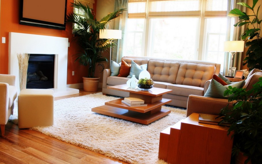 Уютная гостиная с большим диваном