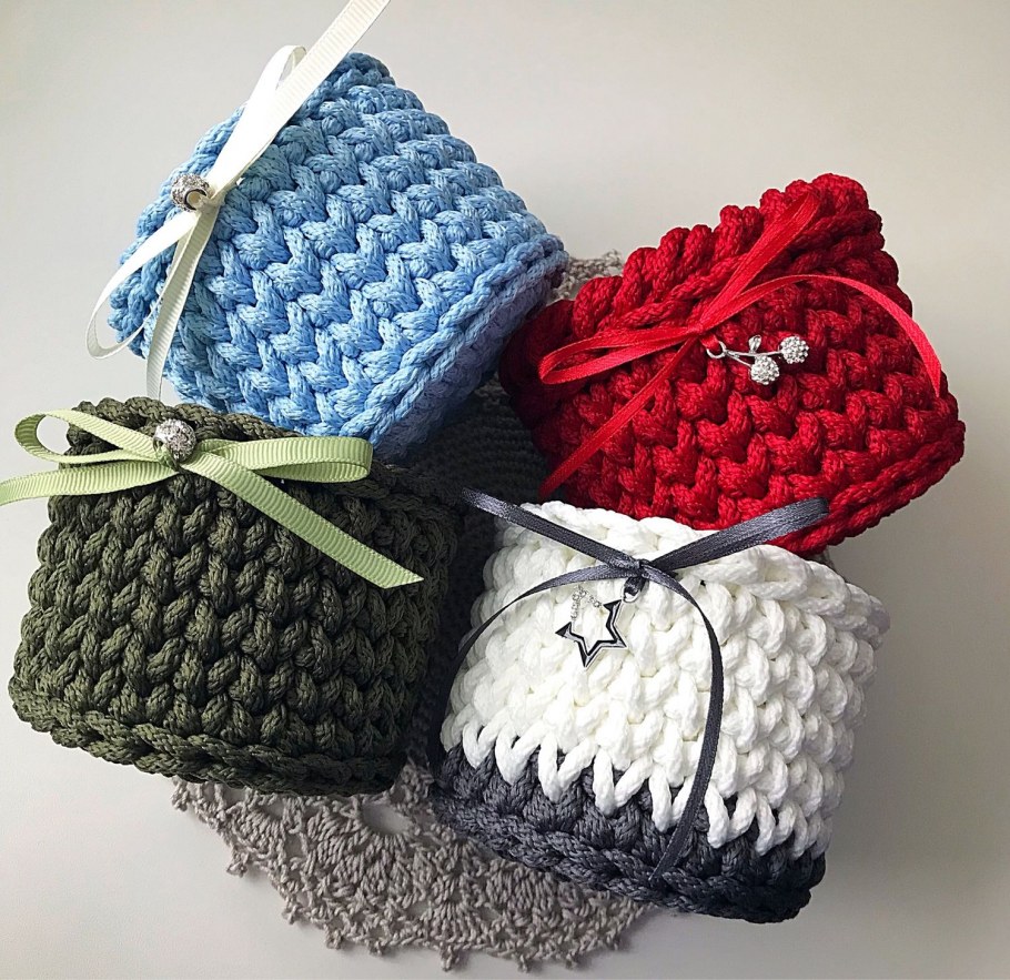 Вязаные интерьерные корзины