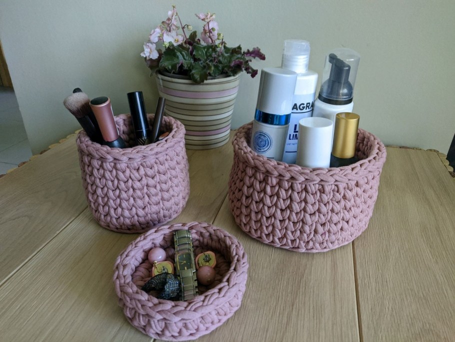 Вязаные корзины в интерьере