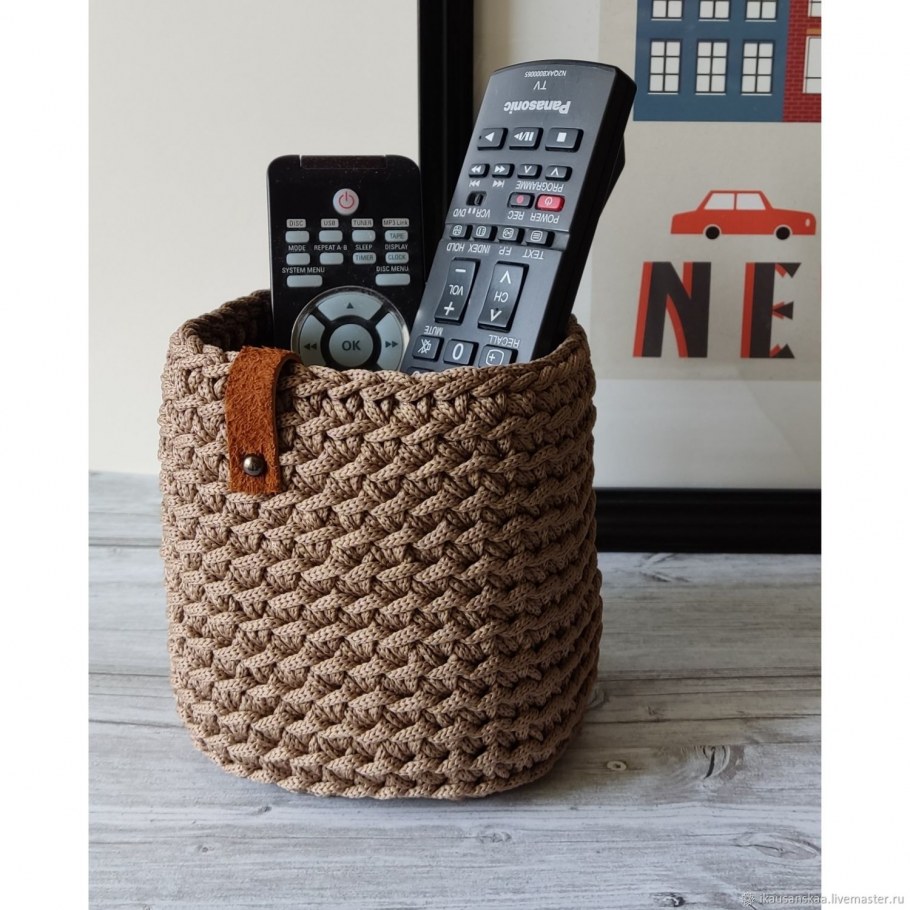 Подвесная вязаная корзинка