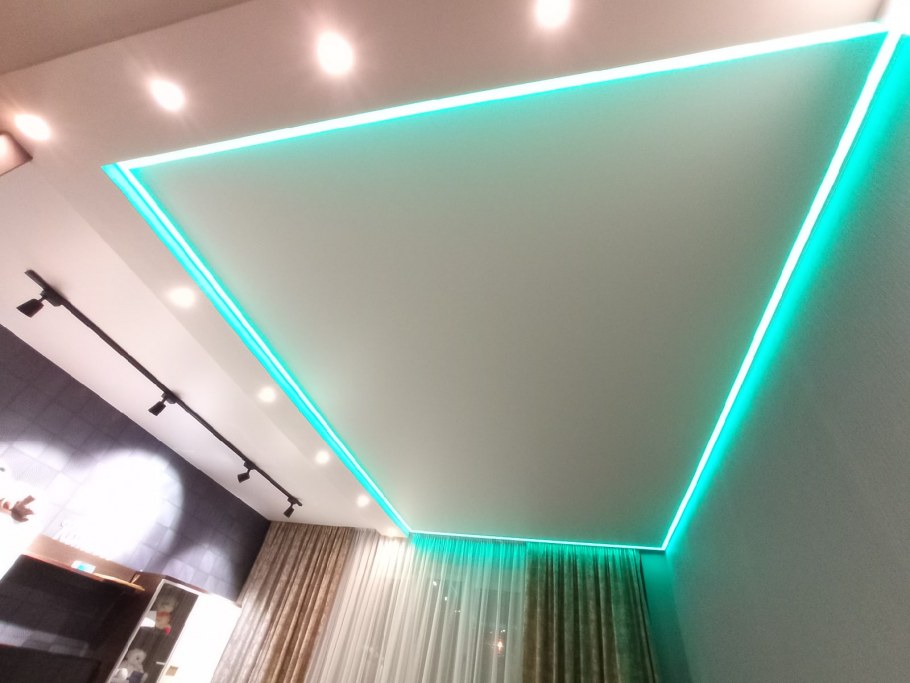 Натяжной потолок со светодиодной подсветкой