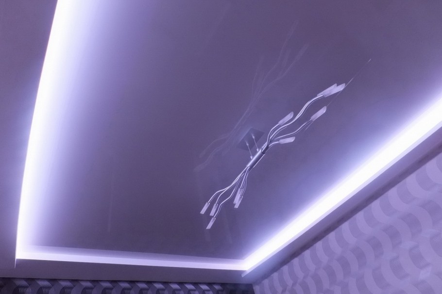 Натяжной потолок с подсветкой неон
