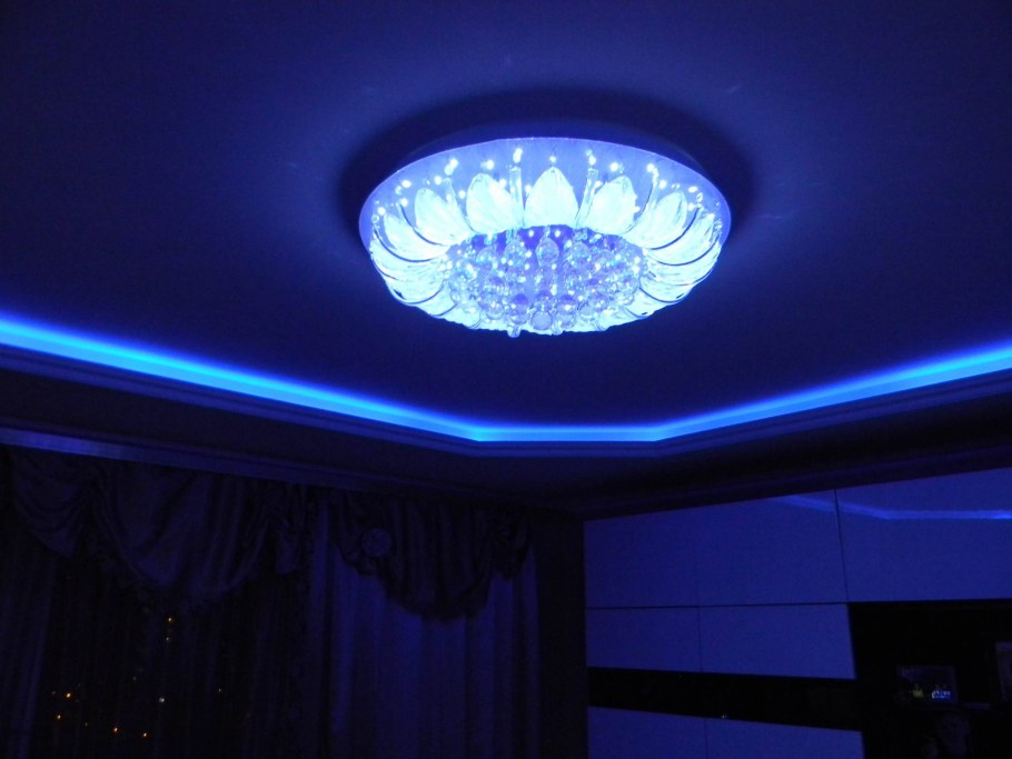 Светодиодная лента на потолок