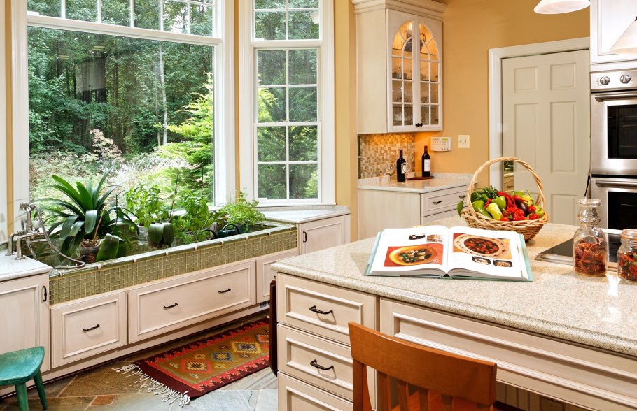 Интерьер окна на кухне с комнатными растениями