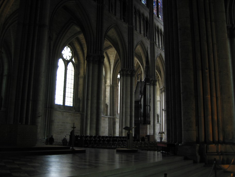 Готический собор интерьер полутьма