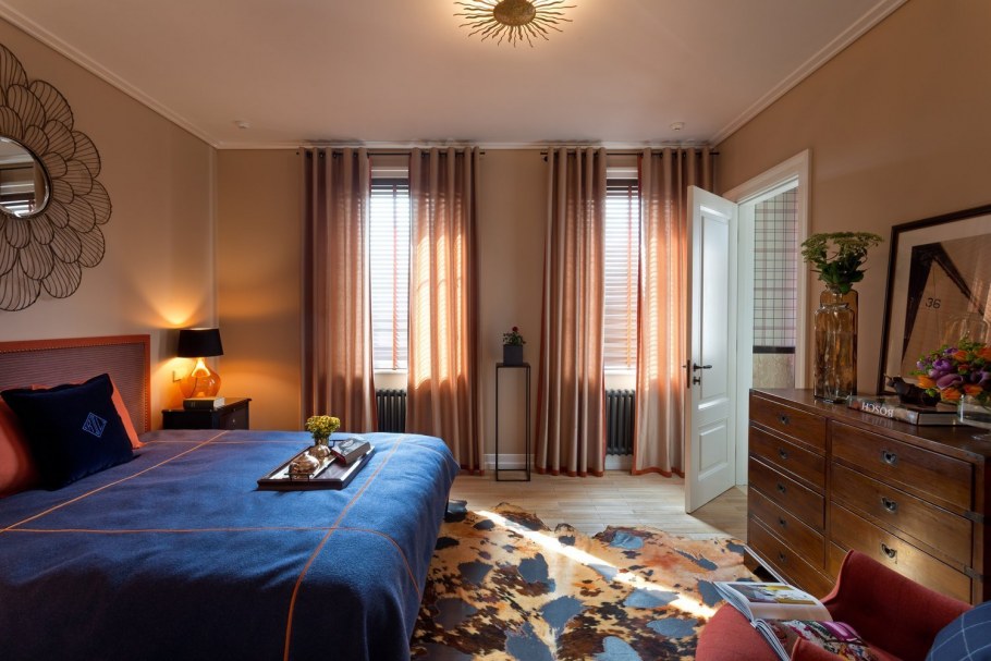 Интерьер спальни с 2 окнами