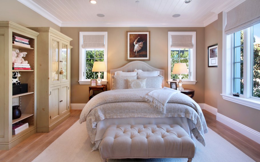 Уютная спальня с большой кроватью