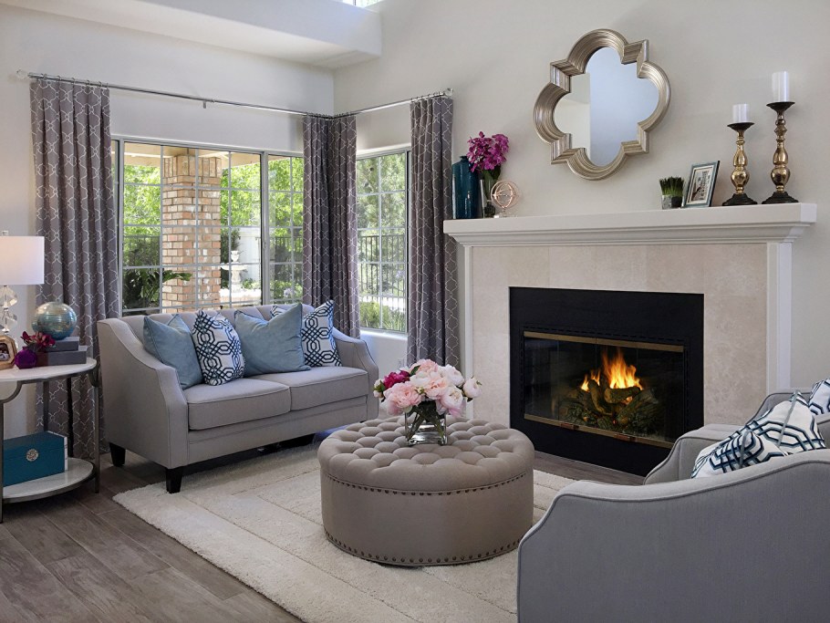 Камин в интерьере гостиной