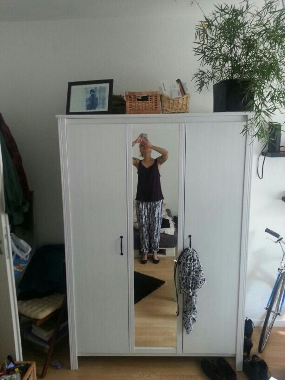 Шкаф БРУСАЛИ икеа в интерьере