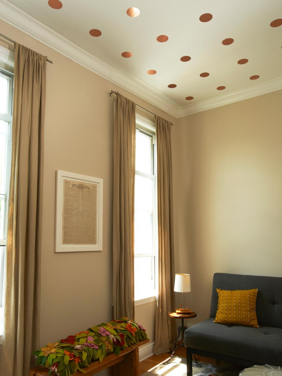 Потолок в комнате