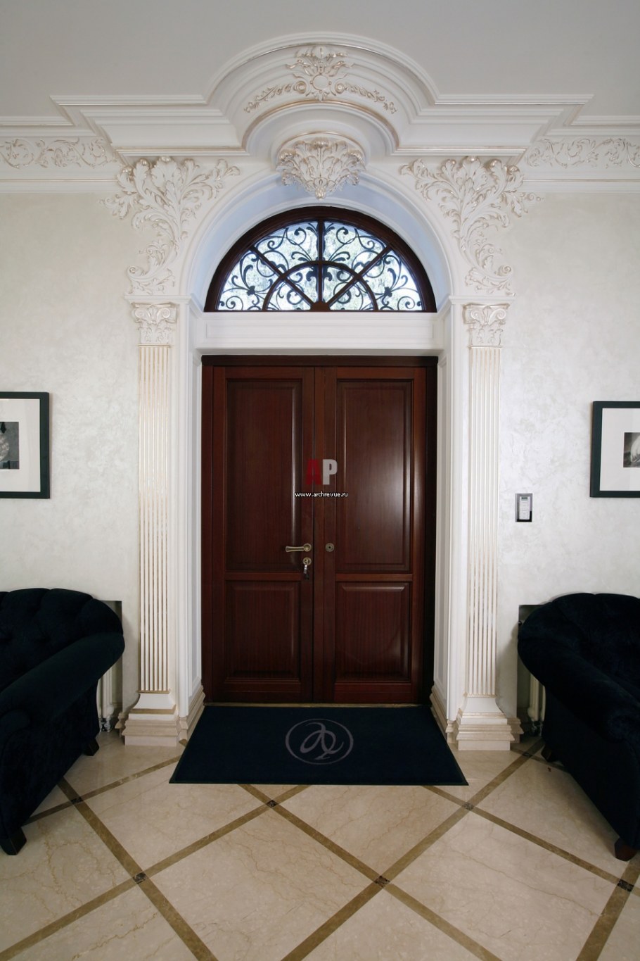 Зеркальная плитка в арке