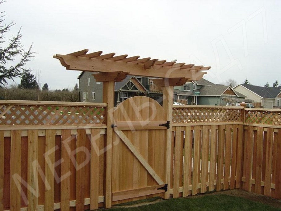 Деревянный навес над калиткой