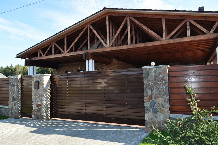 Забор с гаражом деревянный