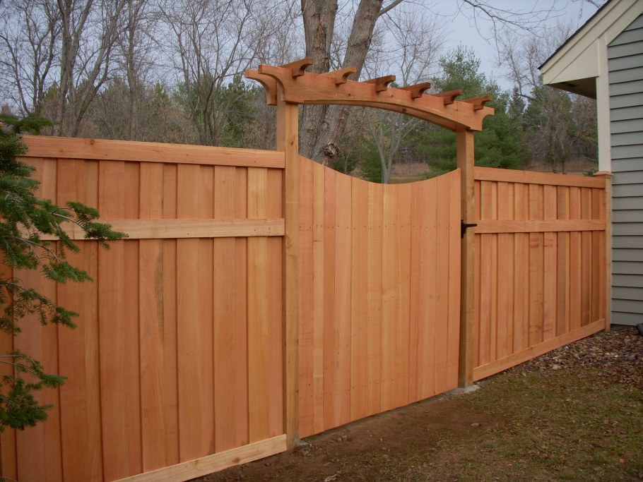 Деревянный забор с крышей