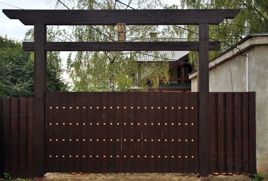 Деревянные заборы и ворота