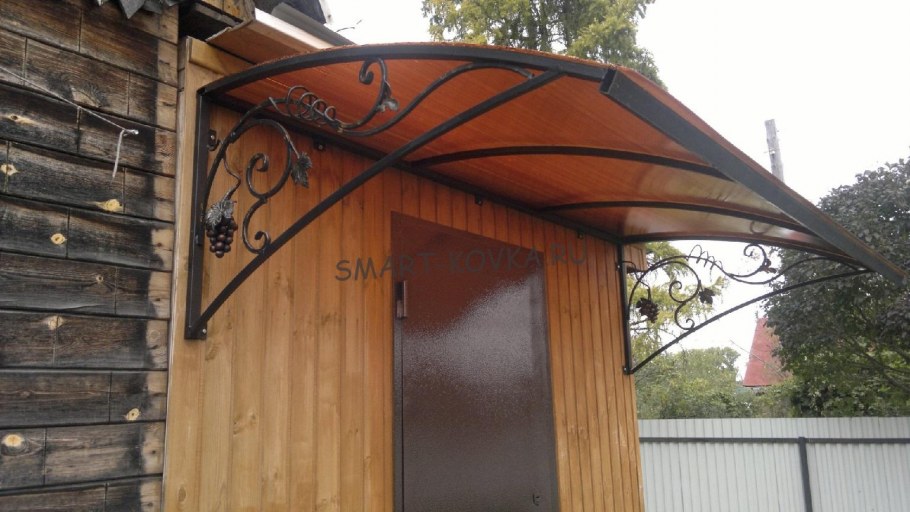 Навес над крыльцом из поликарбоната