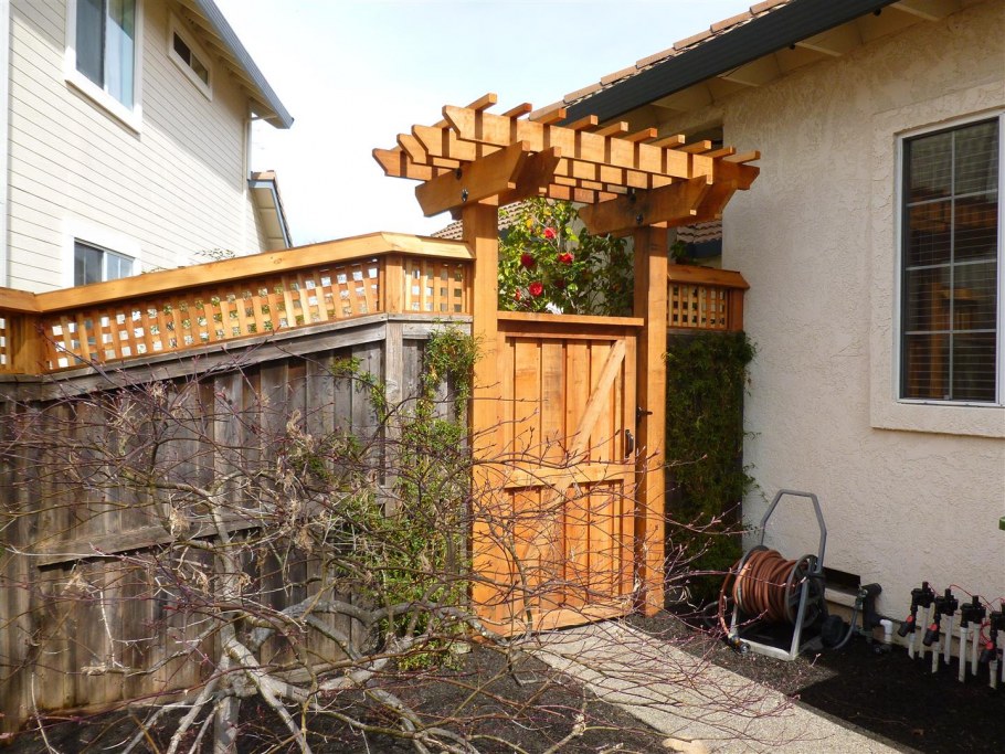 Деревянный навес над воротами