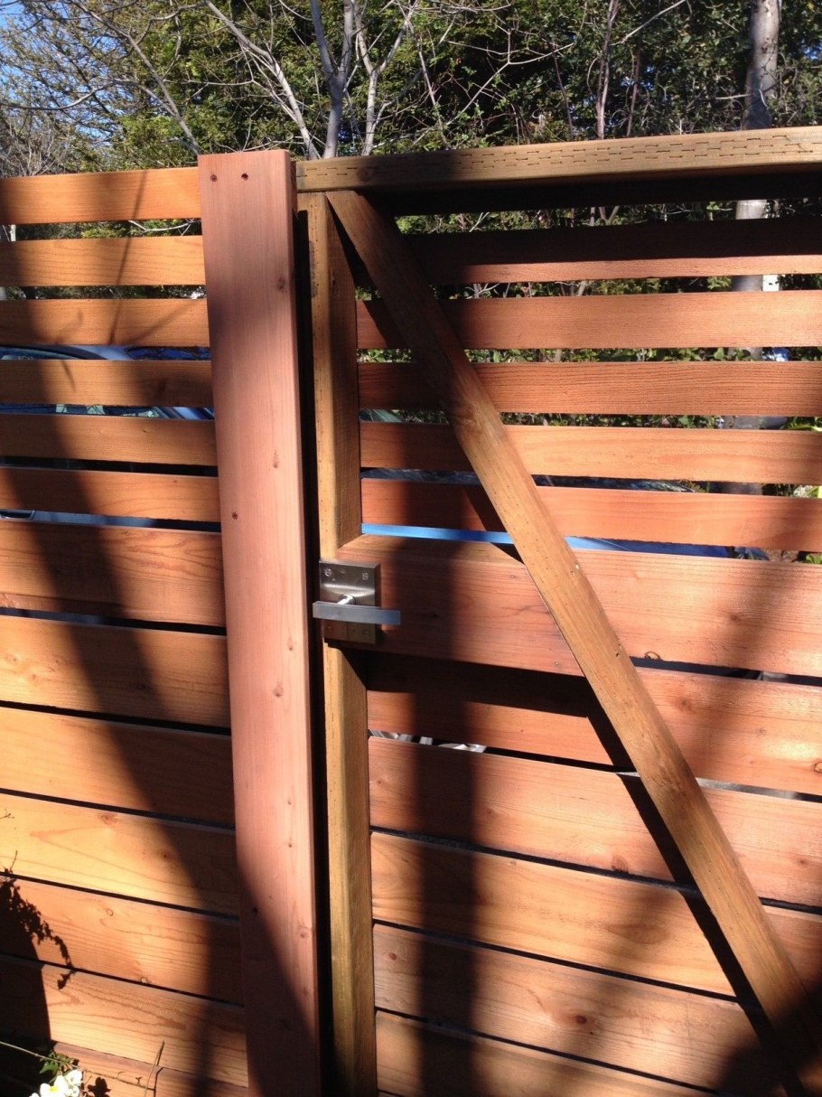 Горизонтальные деревянные ворота