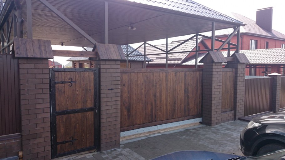 Въездные ворота с козырьком